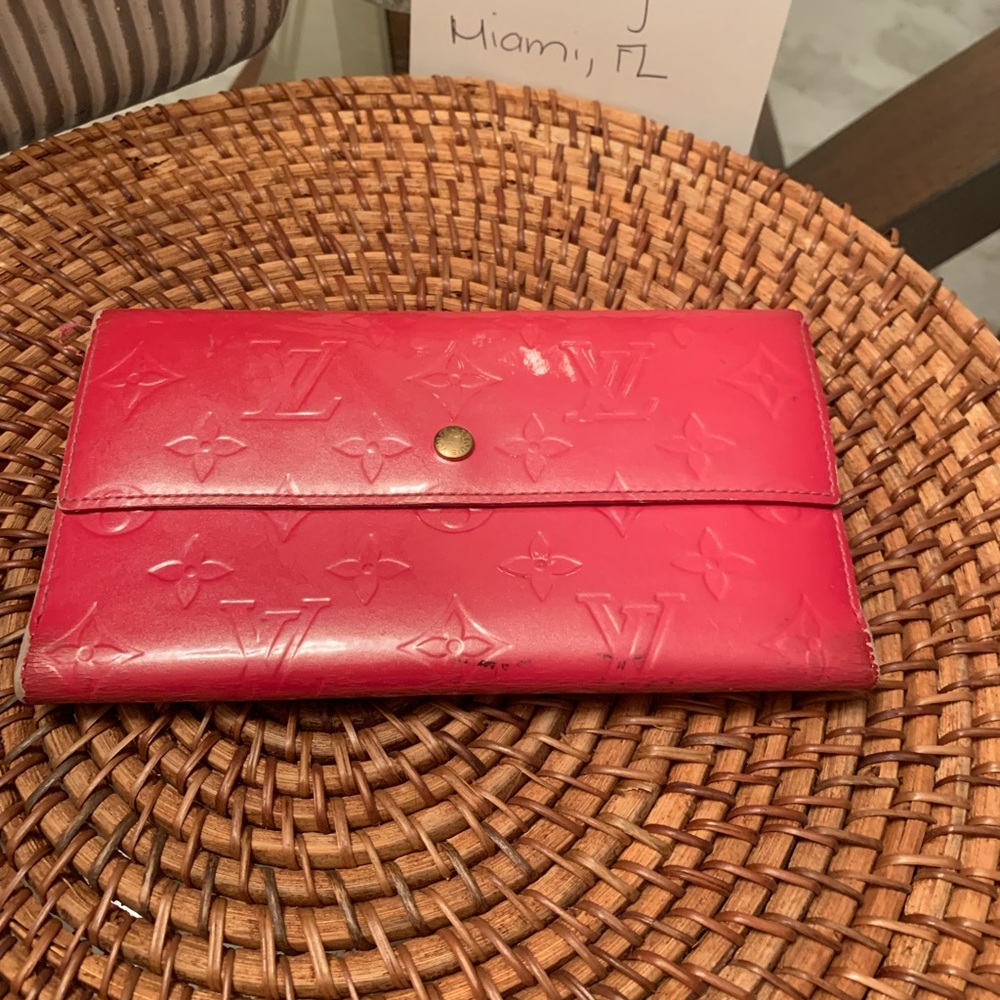Louis Vuitton International vernis wallet Pink!